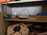 une étagère contenant de nombreux objets dans une pièce