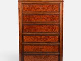 une commode ancienne avec un plateau en bois