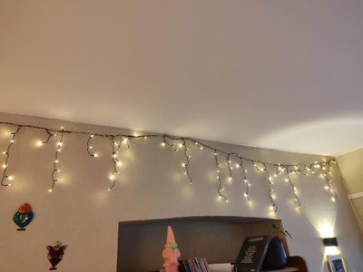 une chambre avec un lit, une bibliothèque et des appliques murales
