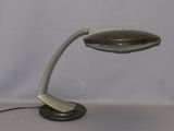 une lampe posée sur une table, sur fond blanc