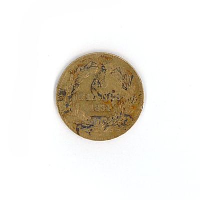 gros plan d'une pièce de monnaie sur une surface blanche avec un fond blanc