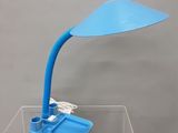 une lampe bleue posée sur une boîte transparente