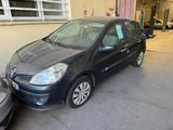 La voiture noire est garée dans le garage, à côté de la voiture argentée.