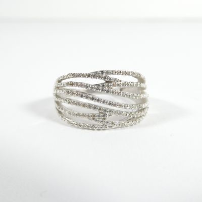 bague plaquée argent ornée de pierres de cristal sur fond blanc