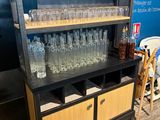 une étagère sur laquelle sont posés des verres et des bouteilles