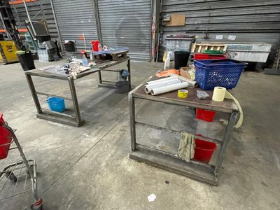 deux tables placées au milieu d'une pièce