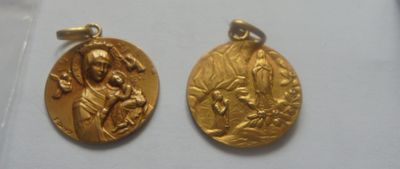 deux médailles en or représentant Jésus et Marie sur un fond blanc