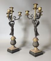 PAIRE DE CANDELABRES en bronze à double patine à décor de vi…
