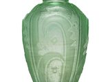 un vase en verre vert orné de l'image d'une femme