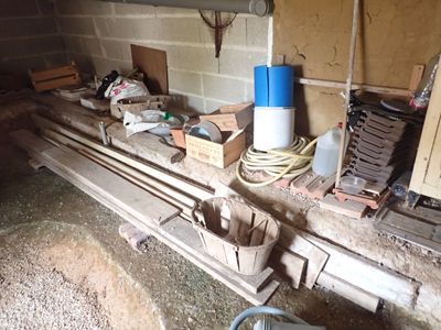 une photo d'une pièce où l'on voit beaucoup de bois et d'outils