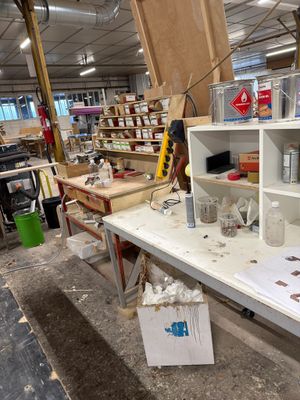 une table avec beaucoup d'objets dans une pièce