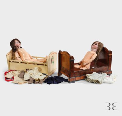 deux poupées assises ensemble dans un lit