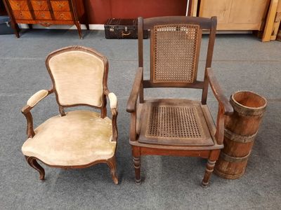 Lot comprenant fauteuil d'aisance à abattant et dossier cann…