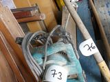 un tas d'objets et d'outils divers dans une pièce