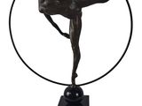 une statue représentant une femme en train de réaliser un tour avec un cerceau