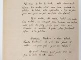 une lettre manuscrite rédigée par un homme qui tient une feuille de papier