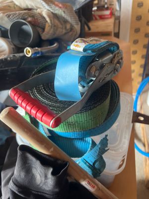 une pile de bagages et une paire de ciseaux posés sur une table
