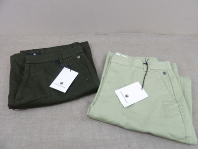 un pantalon kaki pour homme, avec ses étiquettes encore attachées