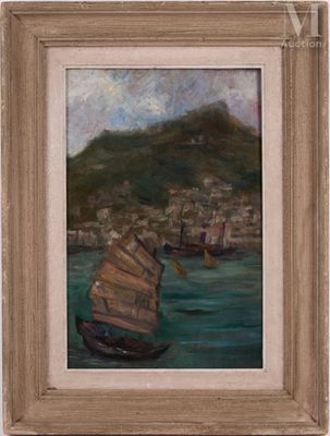 une peinture à l'huile représentant un bateau sur un plan d'eau, avec une montagne en arrière-plan