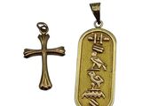 une croix plaquée or et un pendentif plaqué or