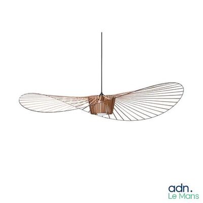 une image représentant une lampe suspendue au plafond