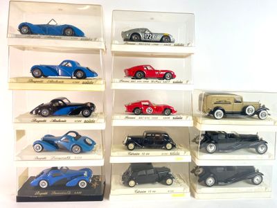 un lot de voitures-jouets exposées dans une vitrine
