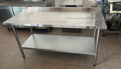 une table en acier inoxydable au milieu d'une cuisine