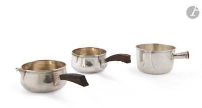 trois tasses en argent avec des anses en bois, représentées sur un fond blanc