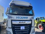 un camion garé à côté d'un tracteur