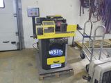 une machine posée sur une palette dans un garage
