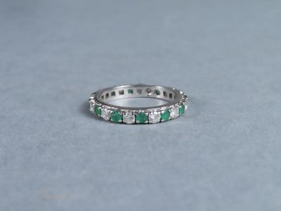 une bague en or blanc sertie d'émeraudes et de diamants