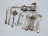 beaucoup de cuillères et de fourchettes en argent sur la table