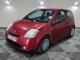 une photo d'une petite voiture rouge garée dans un garage