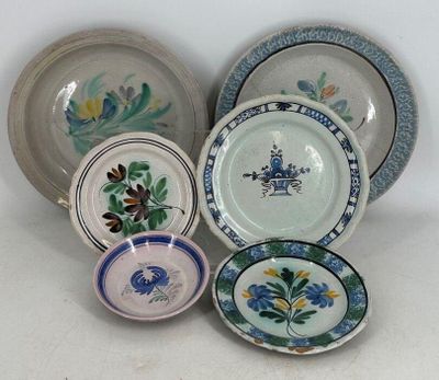 plusieurs assiettes et bols posés sur une table