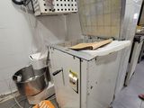 une image d'une cuisine avec une cuisinière et un réfrigérateur