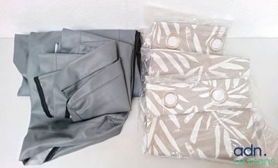 un sac en tissu posé à côté d'un pantalon sur une table