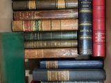 une boîte remplie de vieux livres empilés les uns sur les autres