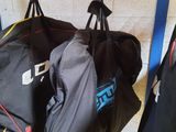 trois sacs de voyage suspendus à un porte-bagages dans un garage
