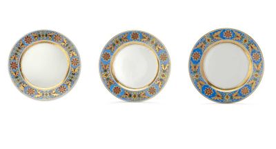 trois assiettes ornées de motifs bleus et dorés, disposées les unes à côté des autres