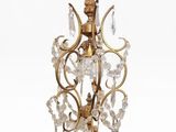 un lustre en or et en cristal suspendu au plafond