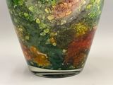 un vase en verre orné d'un motif vert et rouge