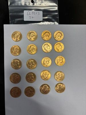 un gros plan sur une feuille de papier sur laquelle sont posées des pièces d'or
