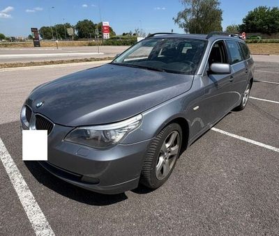La voiture est garée sur le parking près de la route.