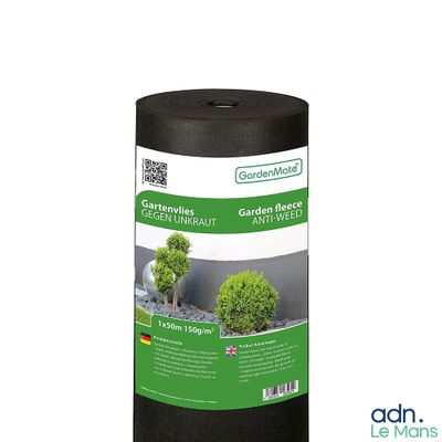 un gros plan d'un rouleau de filet de jardin noir sur fond blanc