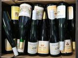 plusieurs bouteilles de vin dans une caisse sur la table