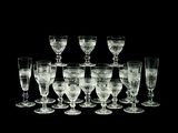 un grand nombre de verres à vin posés sur une table