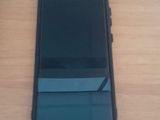 un téléphone portable posé sur une table en bois