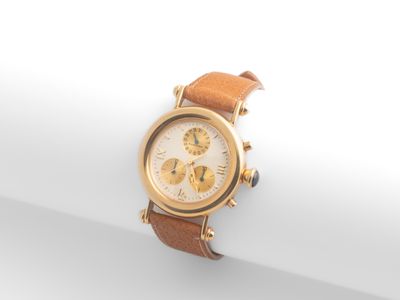 une photo d'une montre-bracelet en or avec un bracelet en cuir marron
