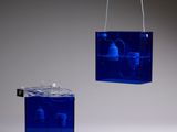 deux morceaux de verre bleu suspendus au plafond