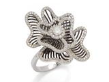 Gros plan sur une bague ornée d'une fleur
